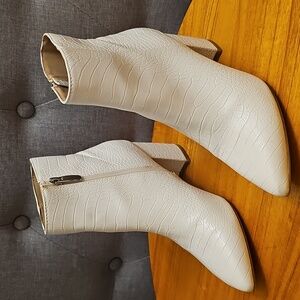 Steve Madden Nadalie Light Bone Crocodile Embossed Pointed-Toe Booties 6 M
